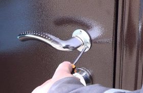 Замена дверной ручки металлической двери в Мытищах