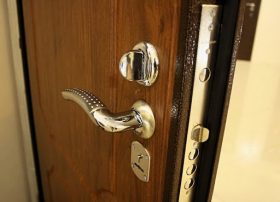 Замена входной двери в квартире в Мытищах