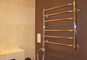 Установка электрического полотенцесушителя в ванной в Мытищах